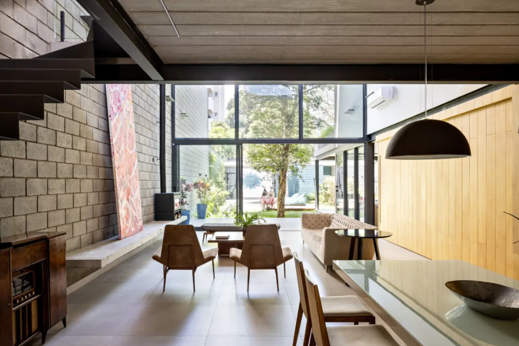 Sala de estar iluminada por luz natural. 